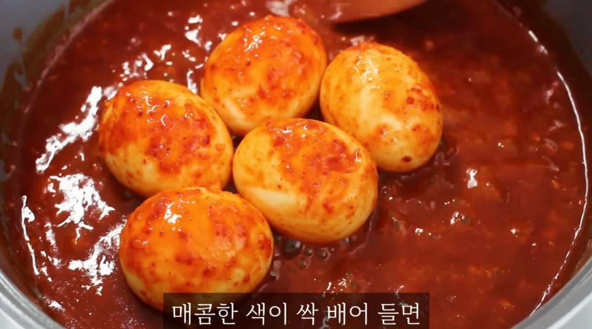 양념장에 삶은 계란을 넣어 섞은 모습. / 유튜브 '집밥 korean home cooking'