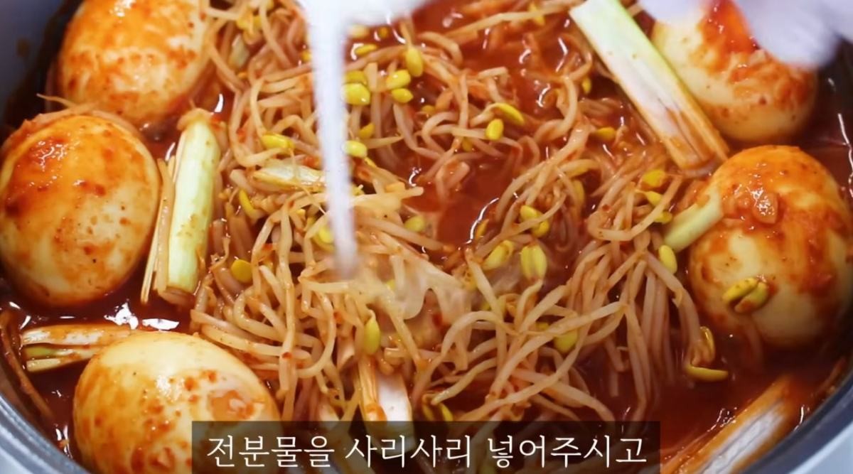 완성된 요리에 전분물을 넣어 농도를 조절한다. / 유튜브 '집밥 korean home cooking'