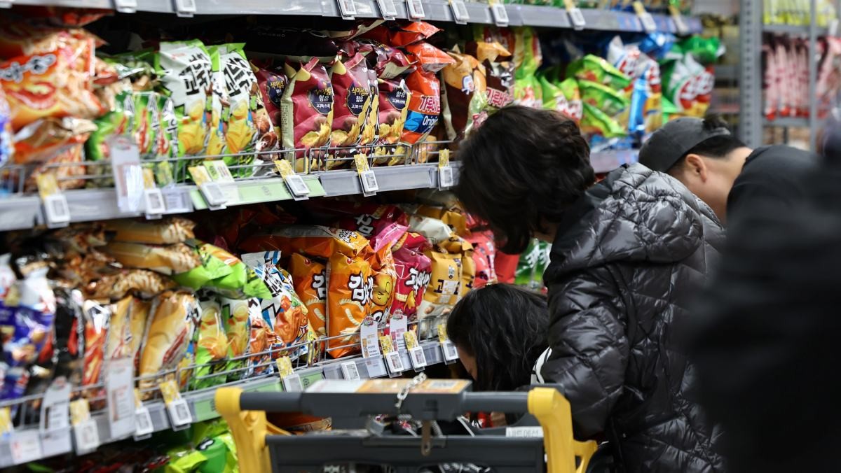 마트에 비치된 과자들 / 뉴스1