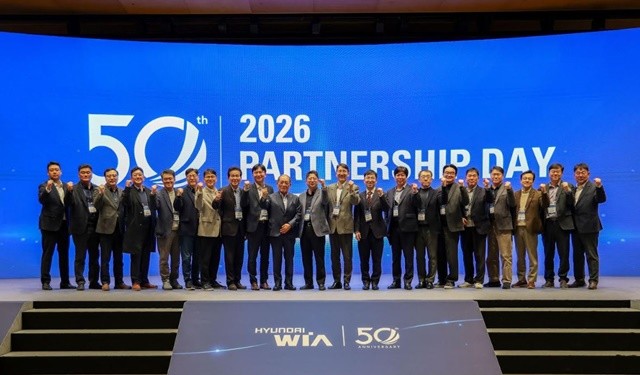 현대위아 권오성 대표이사(가운데)와 임원들이 지난 6일 제주도 서귀포시 해비치호텔앤드리조트에서 열린 ‘2026 파트너십 데이’에서 분과별 협력사 대표자들과 함께 기념사진을 찍고 있다.  / 사진제공=현대위아