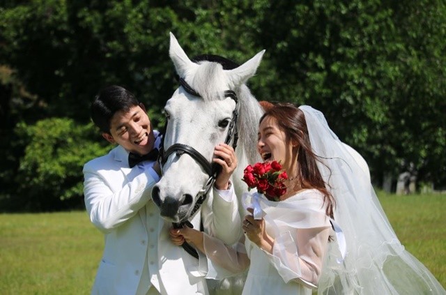 한국마사회 렛츠런파크 부산경남이 말과 함께 특별한 순간을 기록할 수 있는 승마 스냅 촬영 프로그램을 운영한다. / 사진제공=렛츠런파크 부산경남