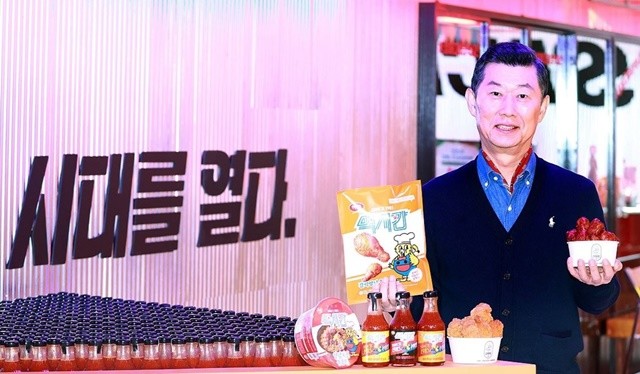 김홍국 하림그룹 회장이 새롭게 론칭한 냉동치킨 브랜드 '맥시칸'의 신제품을 소개하고 있다.  / 사진제공=연합