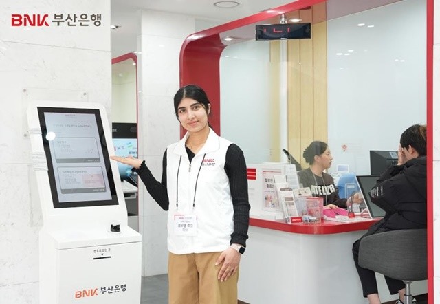 BNK부산은행은 외국인 고객의 금융 서비스 이용 편의를 높이기 위해 ‘BNK부산은행 외국인 서포터즈’를 운영한다고 9일 밝혔다. / 사진제공=부산은행