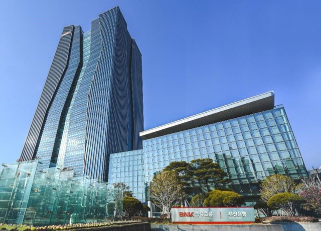 BNK금융그룹(회장 빈대인)은 3월 8일 ‘세계 여성의 날’을 맞아 그룹 내 여성 인재의 전문성을 강화하고 조직 내 다양성을 확산하기 위한 여성 리더 양성 프로그램 ‘BNK WIN’S(Women Inspiring Network & Synergy) 2기’를 운영한다고 밝혔다. / 사진제공=부산은행