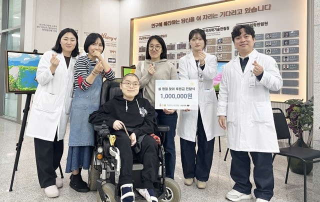 전남대학교병원 의생명연구지원센터 1층에서 라라커피를 운영 중인 임지원(사진 왼쪽에서 두 번째) 대표가 듀센근이영양증(DMD)으로 투병 중인 최한결(사진 왼쪽에서 세 번째)씨에게 후원금 100만원을 전달하고 있다.