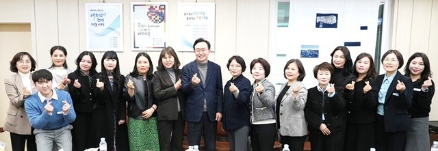 나주시는 지난 9일 나주시청 소회의실에서 나주시어린이집 연합회 새 임원진과 간담회를 가졌다.