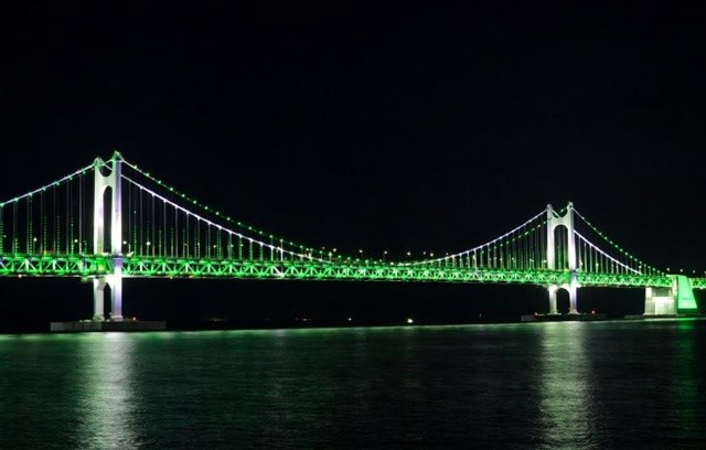 부산의 대표 랜드마크인 광안대교가 녹색 빛으로 물들며 시민 건강을 위한 메시지를 전한다. / 사진제공=부산시설공단