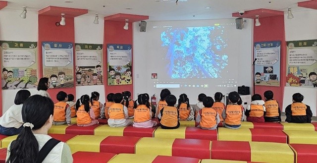 부산 금정구 스포원파크에서 어린이들이 재난 상황과 교통안전을 직접 체험하며 배우는 안전교육 프로그램이 운영된다. / 사진제공=부산시설공단