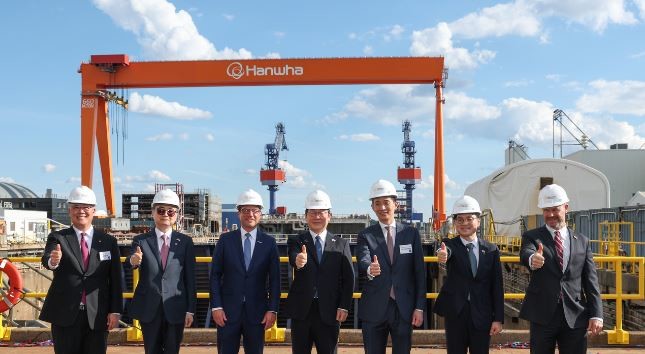 이재명 대통령(왼쪽 4번째)과 김동관(왼쪽 다섯번째) 한화그룹 부회장이 지난해 미국 한화필리조선소에서 열린 ‘스테이트 오브 메인호’ 명명식에서 기념 촬영을 하고 있다. / 사진제공=한화