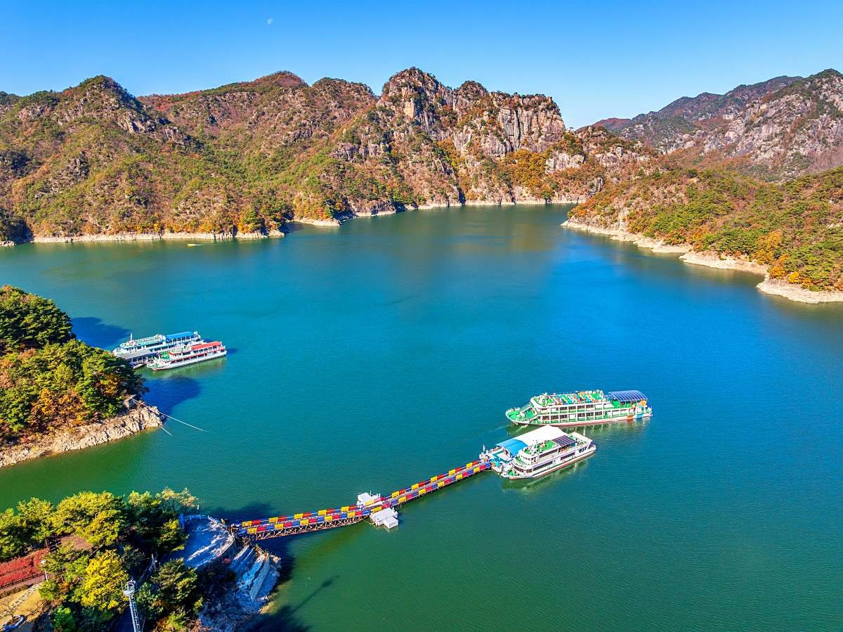 장회나루와 충주호 풍경 / cstrike-Shutterstock.com