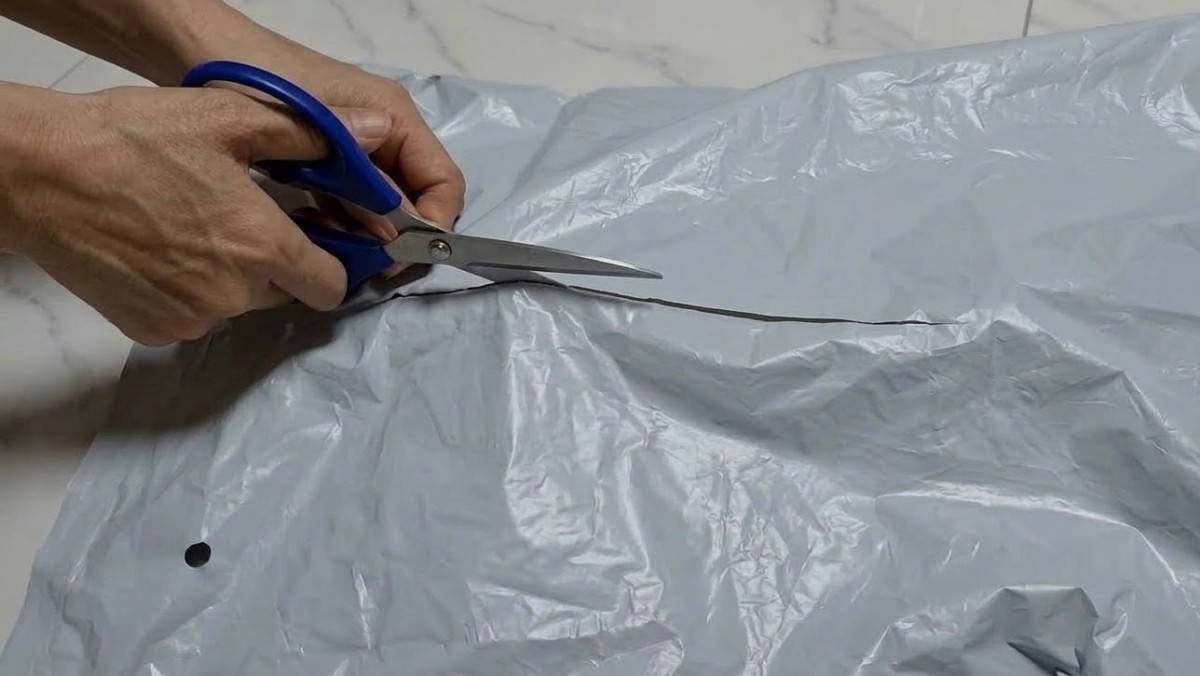 택배 비닐을 자르는 모습의 자료사진. 유튜브 채널 '꿈마_생활꿀팁 영상 장면 중 일부를 AI가 재생성한 이미지.