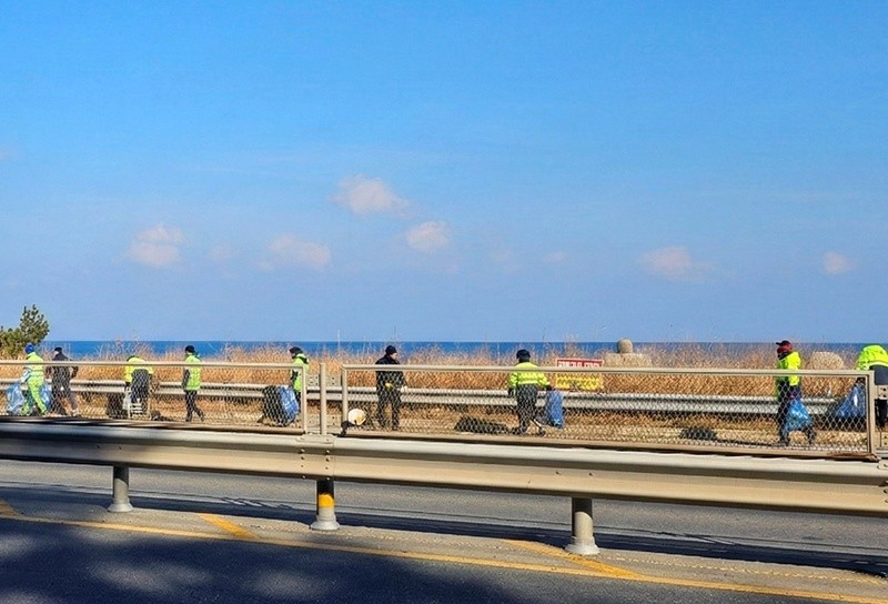 국도변에서 불법 쓰레기를 수거하는.환경위생과 직원 / 영덕군