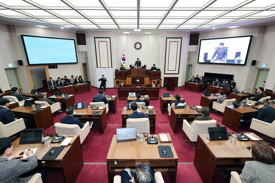 구미시의회는 11일 제294회 임시회 제1차 본회의를 시작으로 17일까지 이어지는 7일간의 본격적인 의사일정에 돌입했다. 사진은 구미시의회 본회의장 전경. / 구미시의회 제공