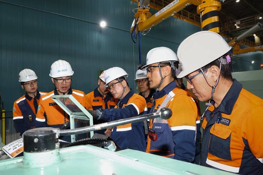 가공공장 설비를 살펴보는 박남식 포항제철소장과 중앙수리섹션 직원들/포스코
