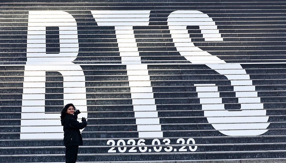 서울 종로구 세종문화회관 계단에 설치된 방탄소년단(BTS)의 정규 5집 컴백을 알리는 홍보물을 배경으로 외국인 관광객이 기념촬영을 하고 있다. 기사 이해를 돕기 위한 자료 사진. 3월 21일 서울 광화문 일대에서 열리는 BTS 컴백 공연에 대규모 인파가 몰릴 것으로 예상된다. / 뉴스1