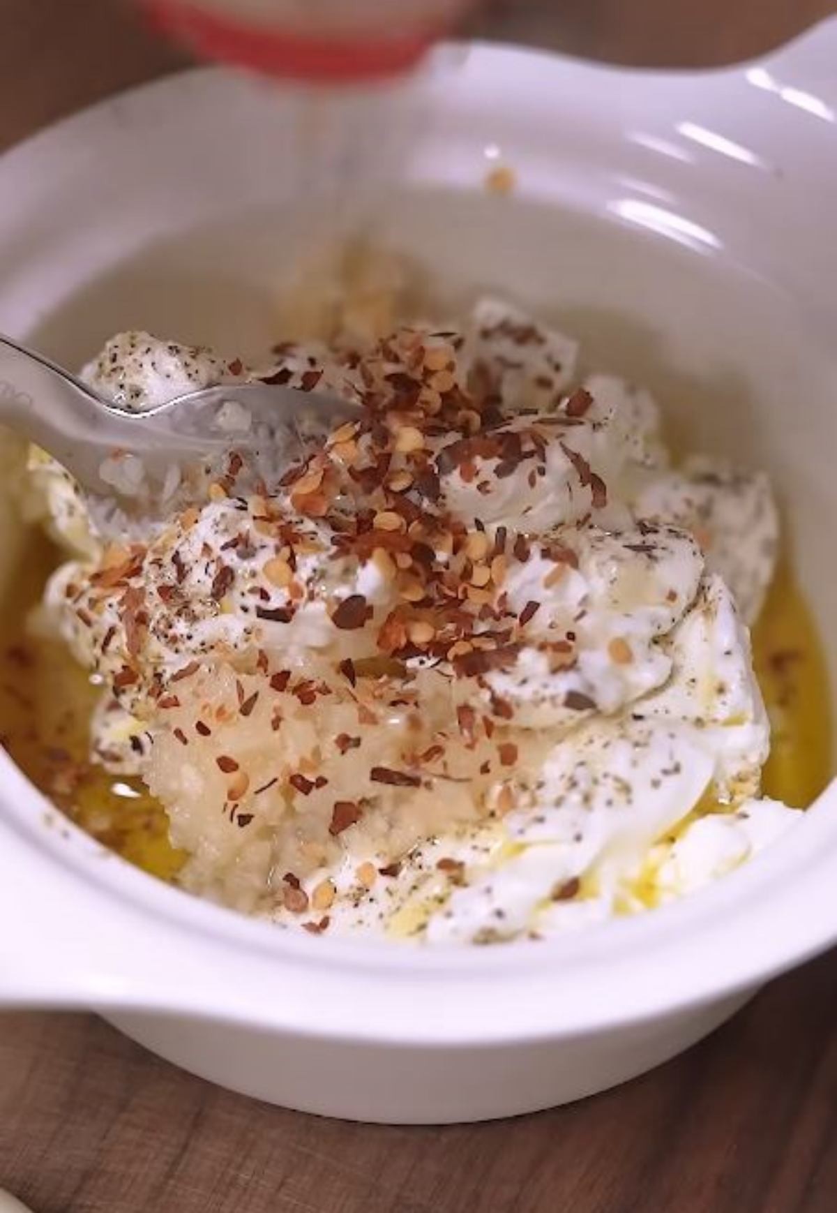 그릭요거트에 여러 재료들을 섞은 모습. 특별한 소스가 완성됐다. / 유튜브 '친정엄마의 레시피 My mom's recipe'