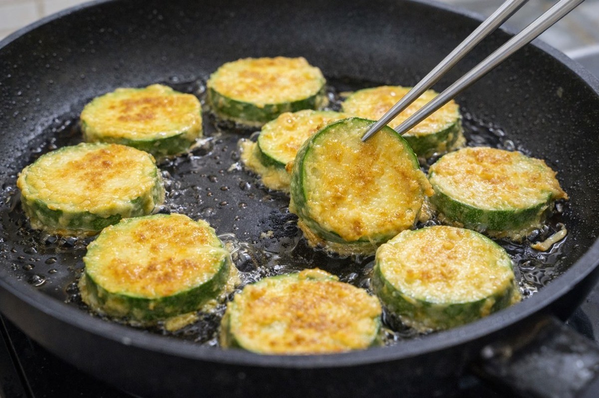 애호박전을 만드는 모습. 기사 이해를 돕기 위해 AI를 활용해 제작한 자료 사진입니다. 실제 모습과 다소 차이가 있을 수 있습니다.