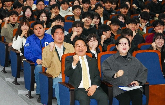 강기정 광주광역시장이 11일 조선대학교 서석홀에서 '광주광역시가 전하는 광주전남 통합특별법 이야기' 행사에 참석해 지역 대학생들과 기념촬영을 하고 있다. /광주광역시 제공