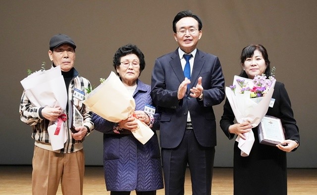 노인일자리 사업 유공자 3명이 표창을 받고 윤병태 나주시장과 함께 기념사진을 찍고 있다.