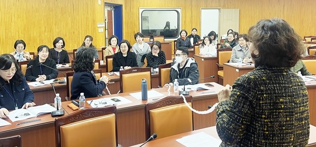 한수연 마음앤소울 상담센터 센터장이 지난 10일 광주시교육청학생독립운동기념회관에서 학생상담자원봉사자들을 대상으로 털실을 활용해 마음을 여는 '집단상담 아이스 브레이킹(Ice Breaking)' 활동을 진행하고 있다. /광주시교육청 제공