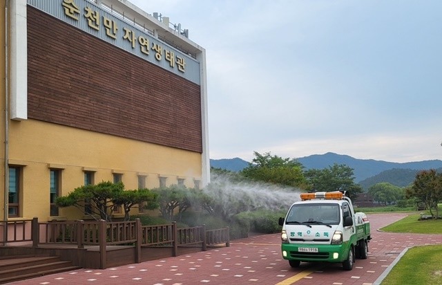 순천시는 지난 10일 해빙기 감염병 예방을 위해 일제 방역을 실시했다
