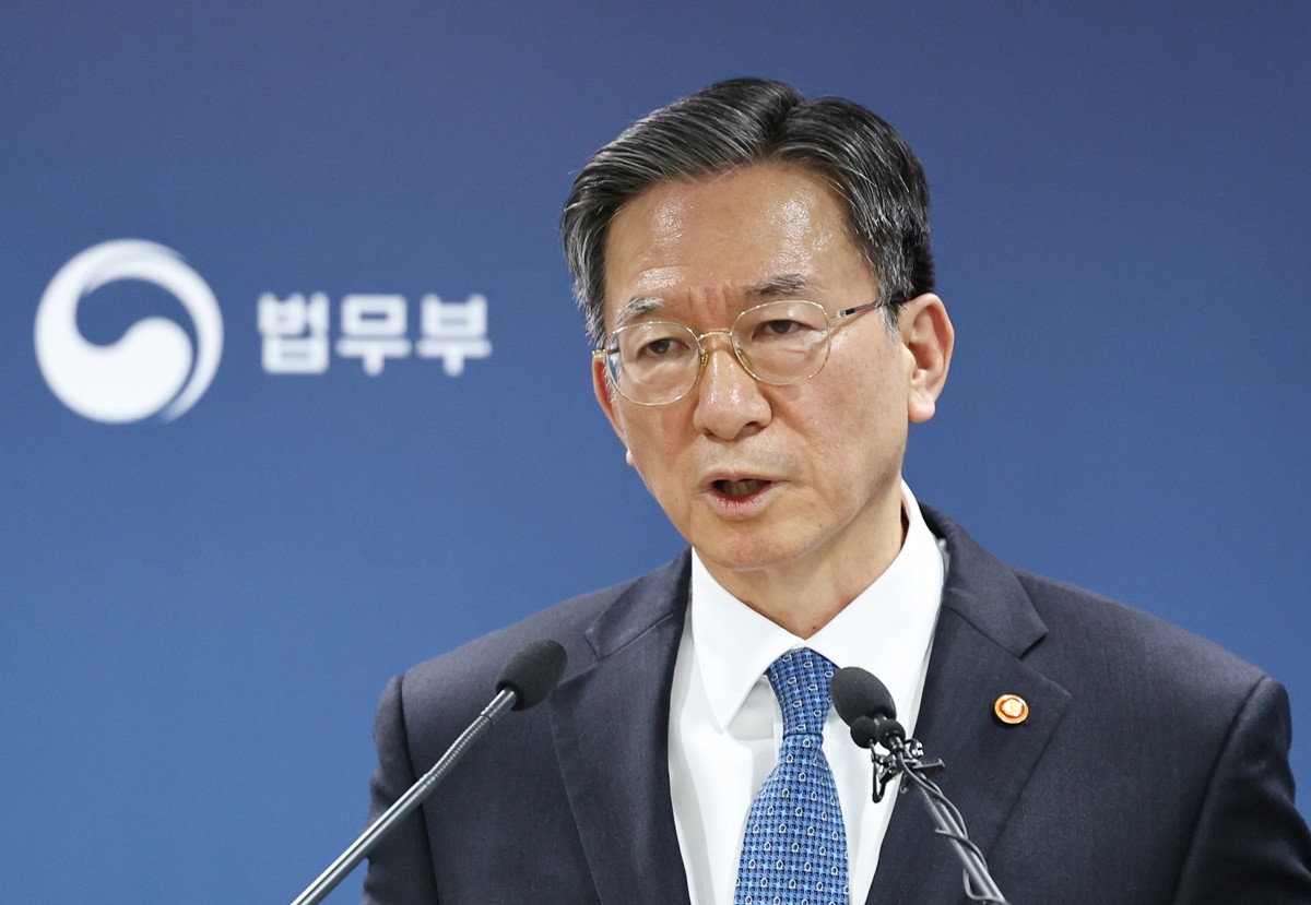 정성호 법무부 장관 자료 사진. 정성호 장관은 '대통령 관련 사건들의 공소 취소와 보완수사권을 연결 짓는 것 자체가 이상한 것 아니겠나'라며 '현실에 맞지 않는 부적절한 주장'이라며 이른바 '공소 취소 거래설'을 강하게 부인했다.     / 뉴스1