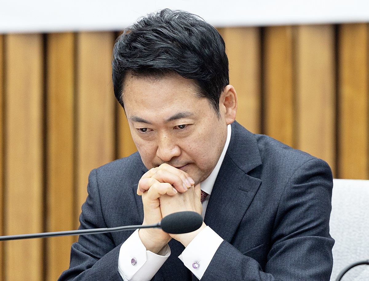 장동혁 국민의힘 대표가 생각에 잠겨있다. 기사 이해를 돕기 위한 자료 사진. 장동혁 대표가 12일 서울 여의도 국회에서 열린 당 최고위원회의에서 '이제 국민의힘은 하나로 뭉쳐서 지방선거 승리를 위해 힘차게 뛸 때'라며 '의원총회에서 논의된 것이기도 하고 우리가 하나로 뭉쳐 선두로 힘차게 뛰기 위한 방안이기도 하다'라고 말했다. 장 대표는 '저는 지금 윤리위에 제소돼 있는 모든 징계 사건에 대해 지방선거가 끝날 때까지 추가적인 징계 논의를 하지 말 것을 윤리위에 요청한다'라고 밝혔다. / 뉴스1