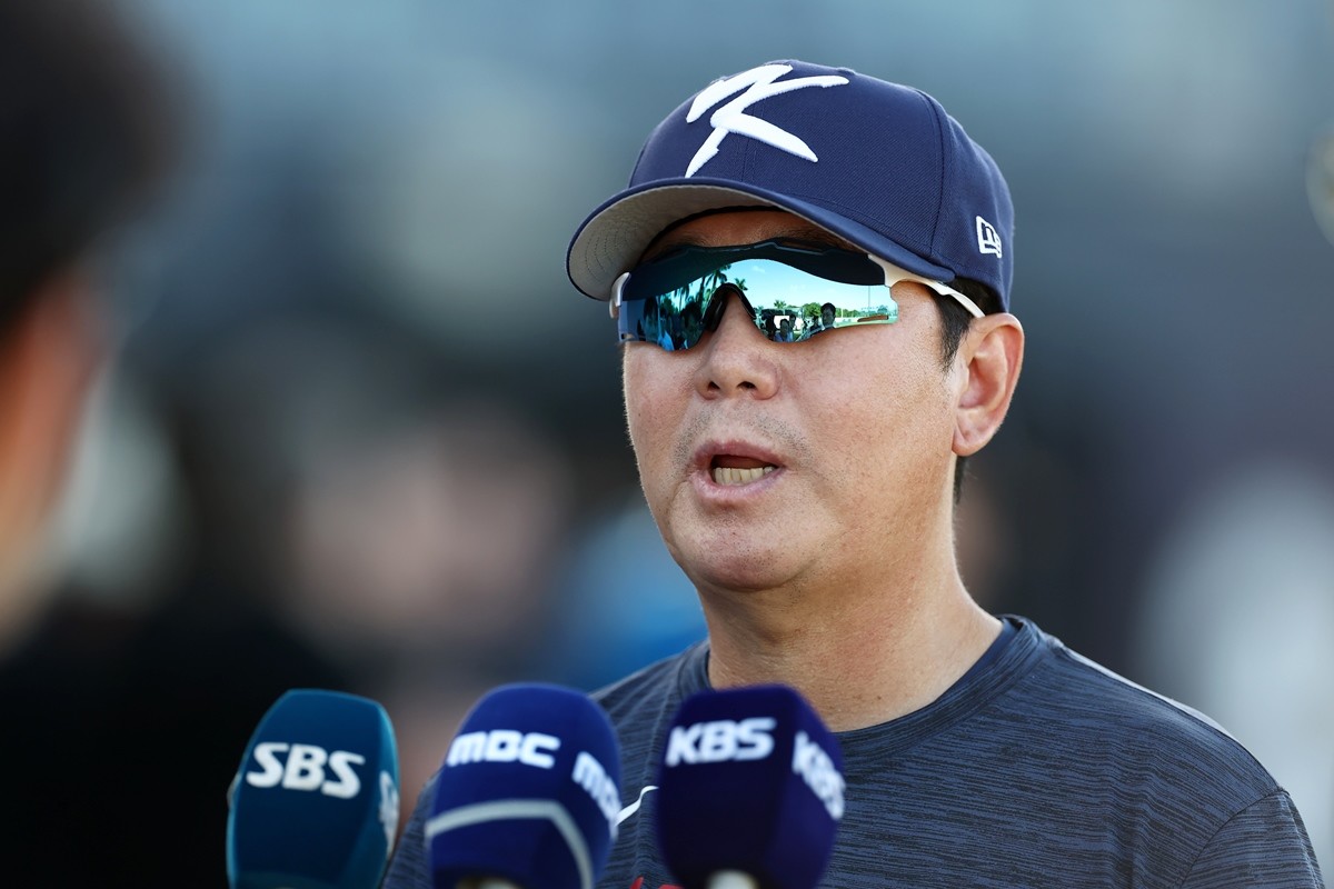 WBC 한국 야구대표팀 류지현 감독이 취재진과 인터뷰하고 있다. / 연합뉴스