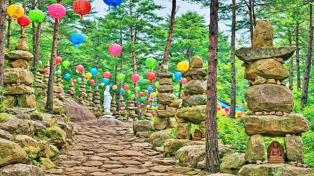 천불천탑. 기사 이해를 돕기 위해 AI로 제작한 자료 이미지.