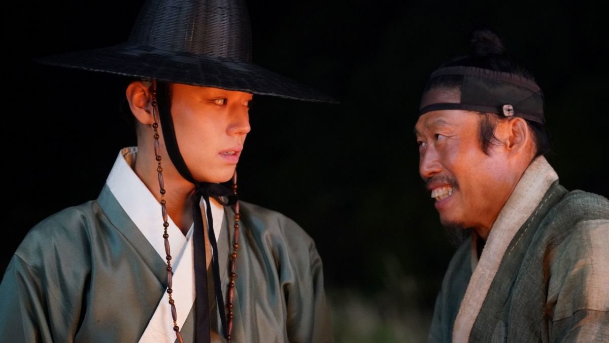 영화 '왕과 사는 남자' 스틸컷. 배우 박지훈(왼)과 유해진(오). / 쇼박스 제공