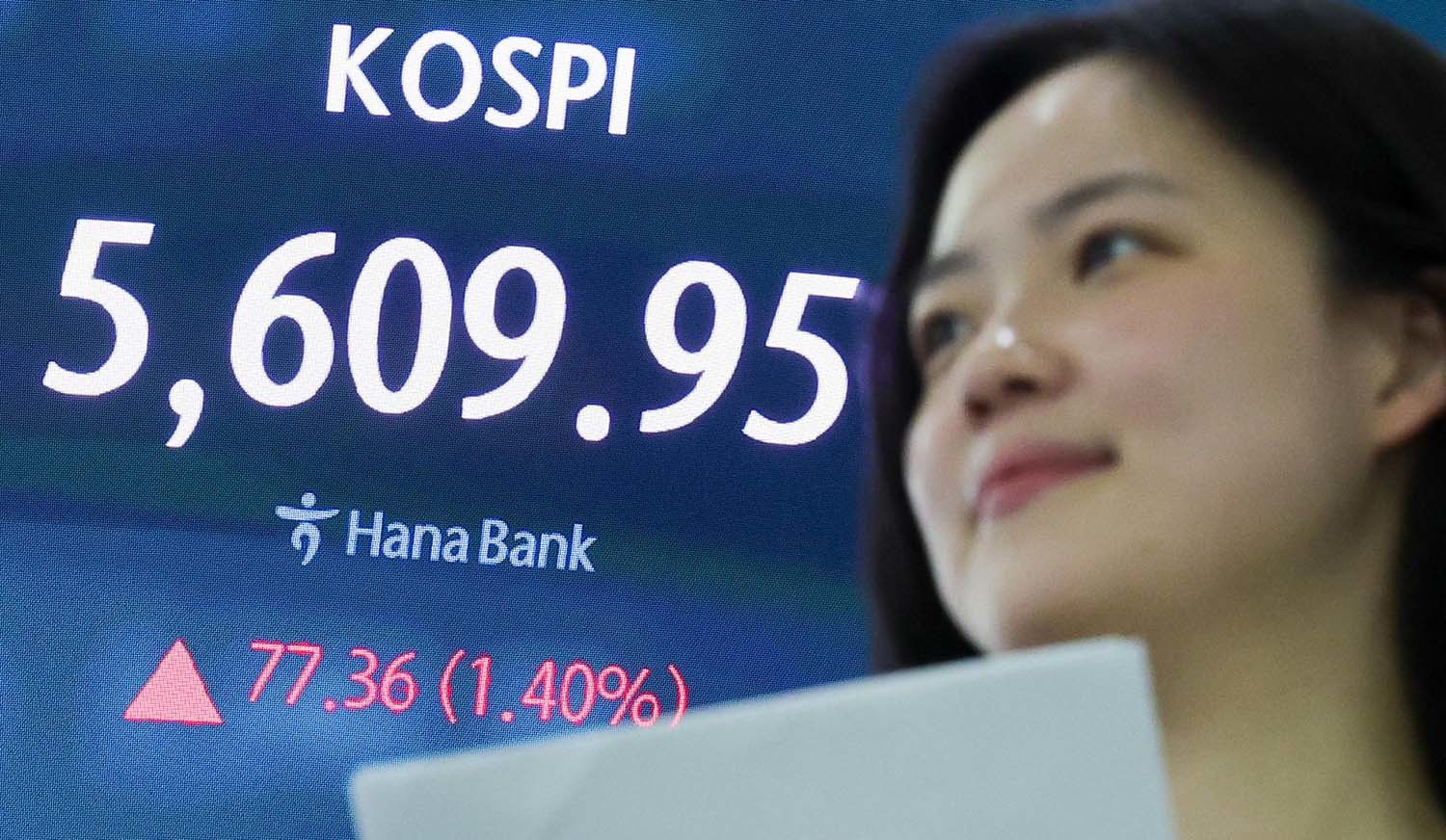 11일 오후 서울 중구 하나은행 본점 딜링룸 전광판에 종가가 나오고 있다. / 뉴스1