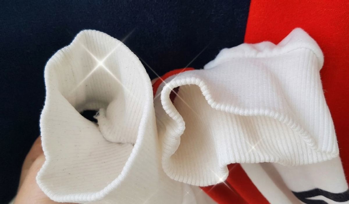 와이셔츠 목 부분이나 소매 끝, 티셔츠 등의 상의 손목 부분은 일반 세탁만으로는 쉽게 깨끗해지지 않는 경우가 많다. 이럴 때 약병은 '간단한 세제 디스펜서' 역할을 한다. / 유튜브 '꽃보다푸하'