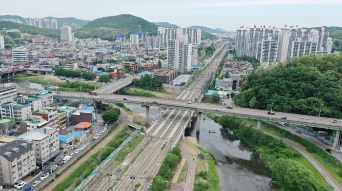 안양역 주변 철도. / 안양시