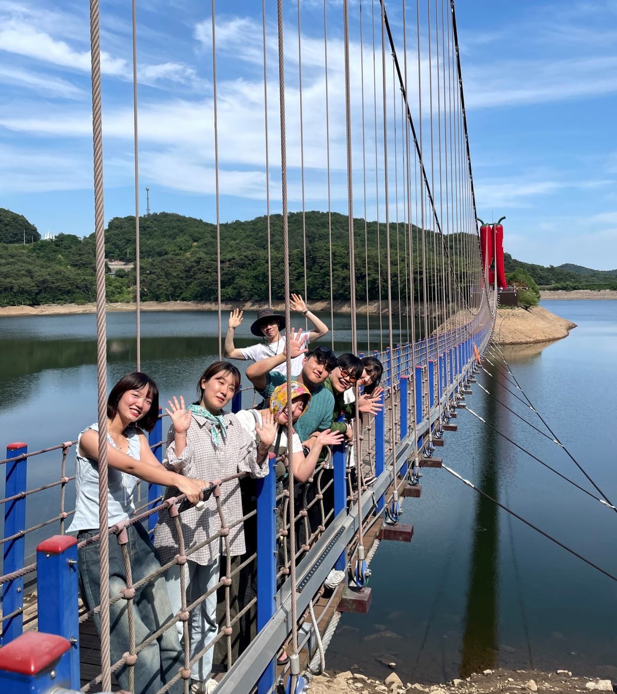 천장호 출렁다리를 찾은 '2025년 한달살기' 참가자들 / 청양군