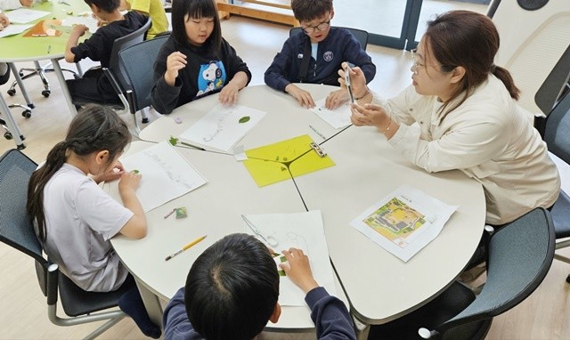 송산초등학교 학생들이 ‘학교 숲 생태 지도 그리기’ 활동을 하고 있다.