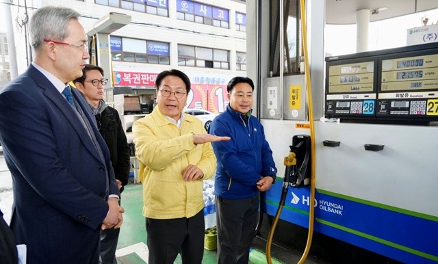 강기정 광주광역시장이 12일 북구의 한 주유소를 방문해 석유류 판매 가격과 수급현황을 살펴보고 있다. /광주광역시 제공