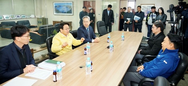 강기정 광주광역시장이 12일 북구의 한 주유소를 방문해 지역 석유판매업계 관계자들과 간담회를 갖고 업계 애로사항을 청취하고 있다. /광주광역시 제공
