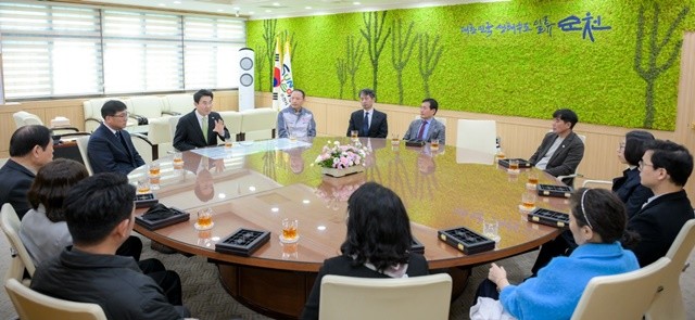 지방세 유공납세자에게 인증패를 수여하고 차담을 나누고 있다