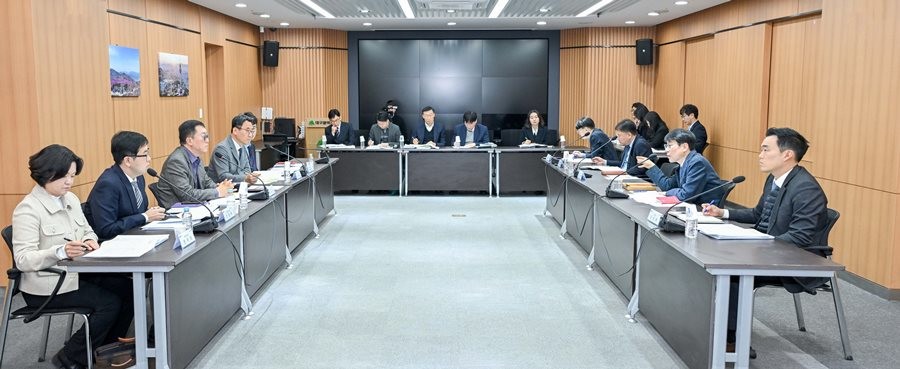 12일 대구시청 동인청사에서 김정기 대구시장 권한대행 주재로 시정 주요현안 점검보고회가 열리고 있다.   / 대구시