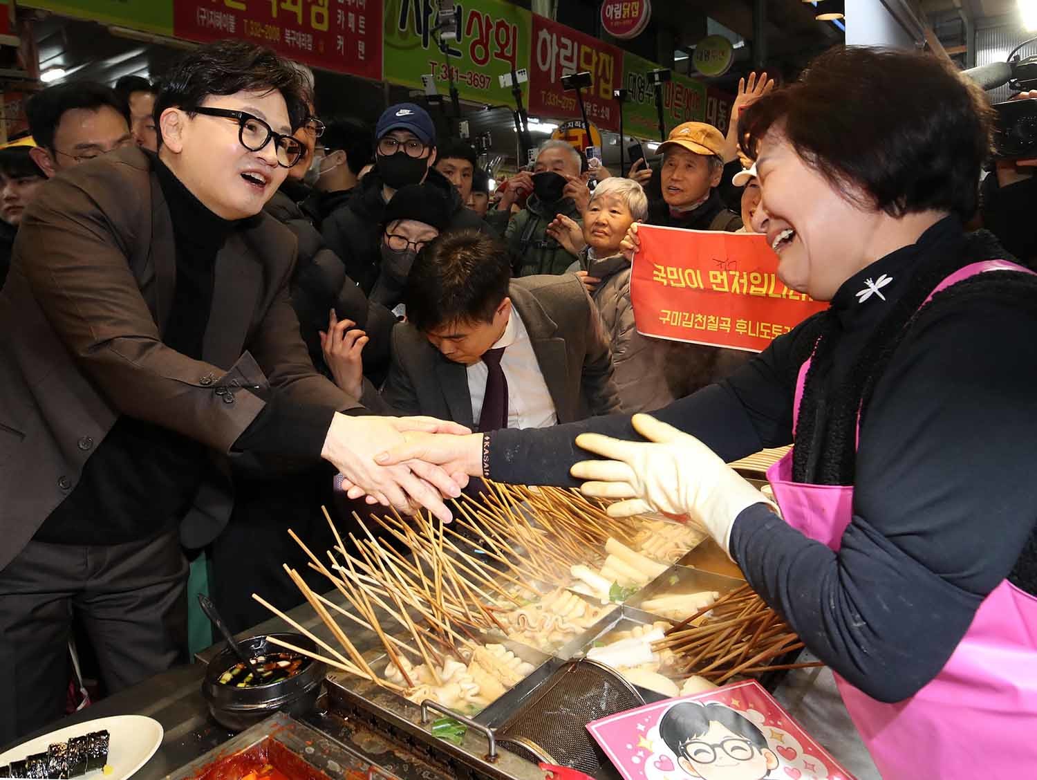 한동훈 전 국민의힘 대표가 7일 오후 부산 북구 구포시장을 찾아 상인들과 인사를 나누고 있다. / 뉴스1
