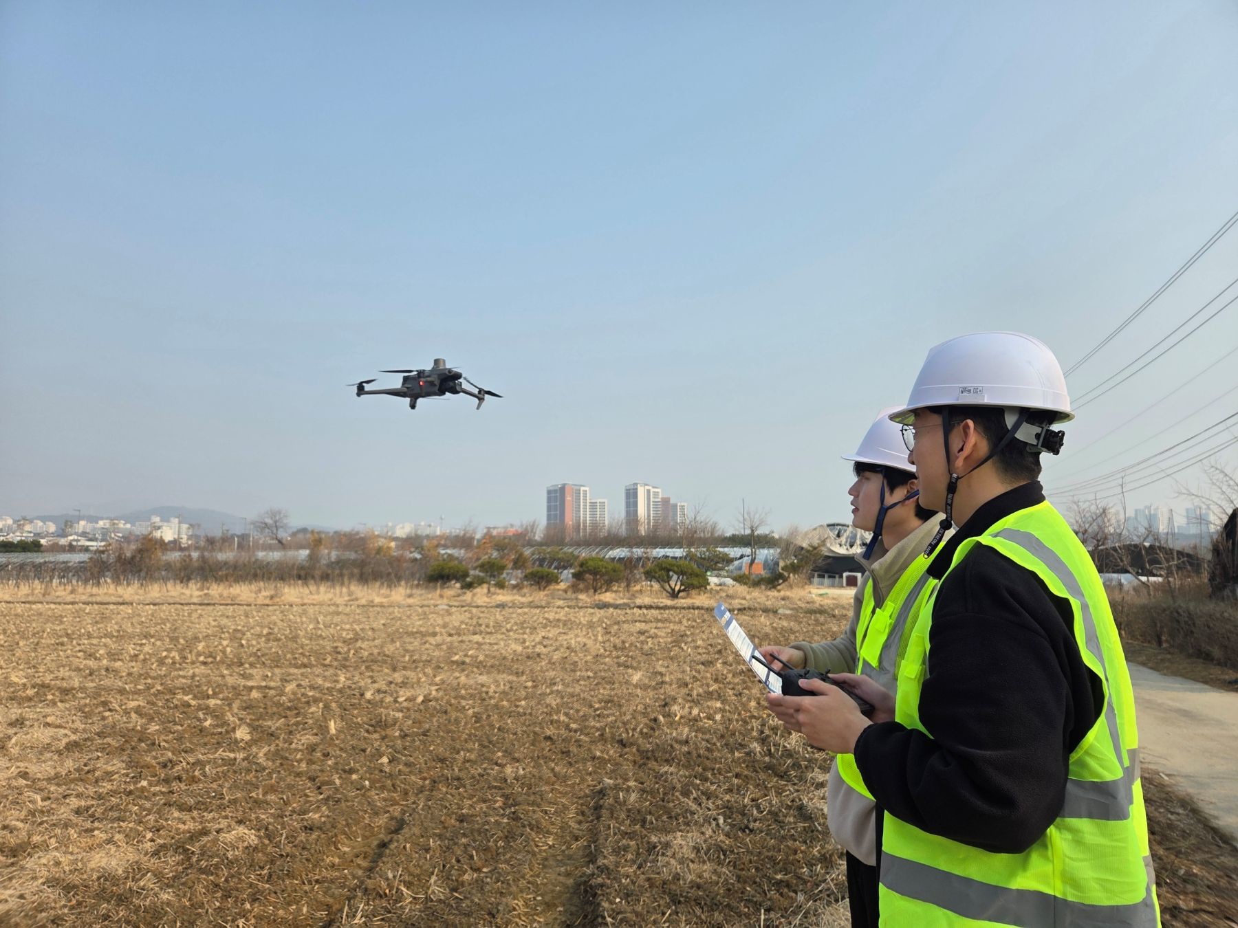 유성구청 직원이 드론을 활용해 개발제한구역 내 불법행위를 단속하고 있다. / 사진=대전 유성구