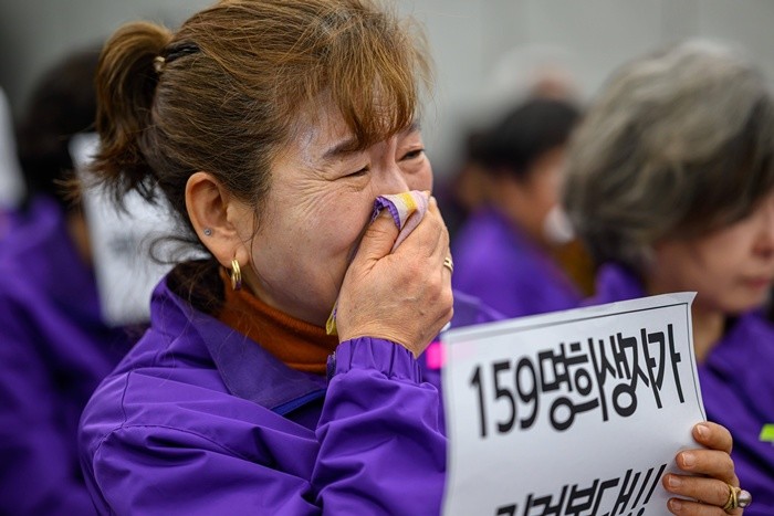 12일 오전 서울 중구 은행회관에서 열린 10·29 이태원참사 진상규명 청문회에서 이태원참사 유가족들이 손피켓을 들고 있다. / 뉴스1