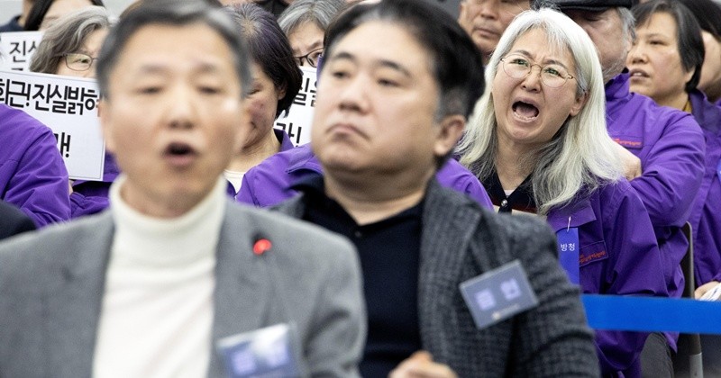 12일 오전 서울 중구 은행회관에서 열린 10·29 이태원참사 진상규명 청문회에서 이태원참사 유가족들이 손피켓을 들고 있다. / 뉴스1