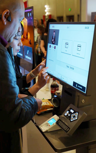 전시장을 찾은 고객이 수어안내가 적용된 키오스크를 살펴보고 있는 모습. / LG전자