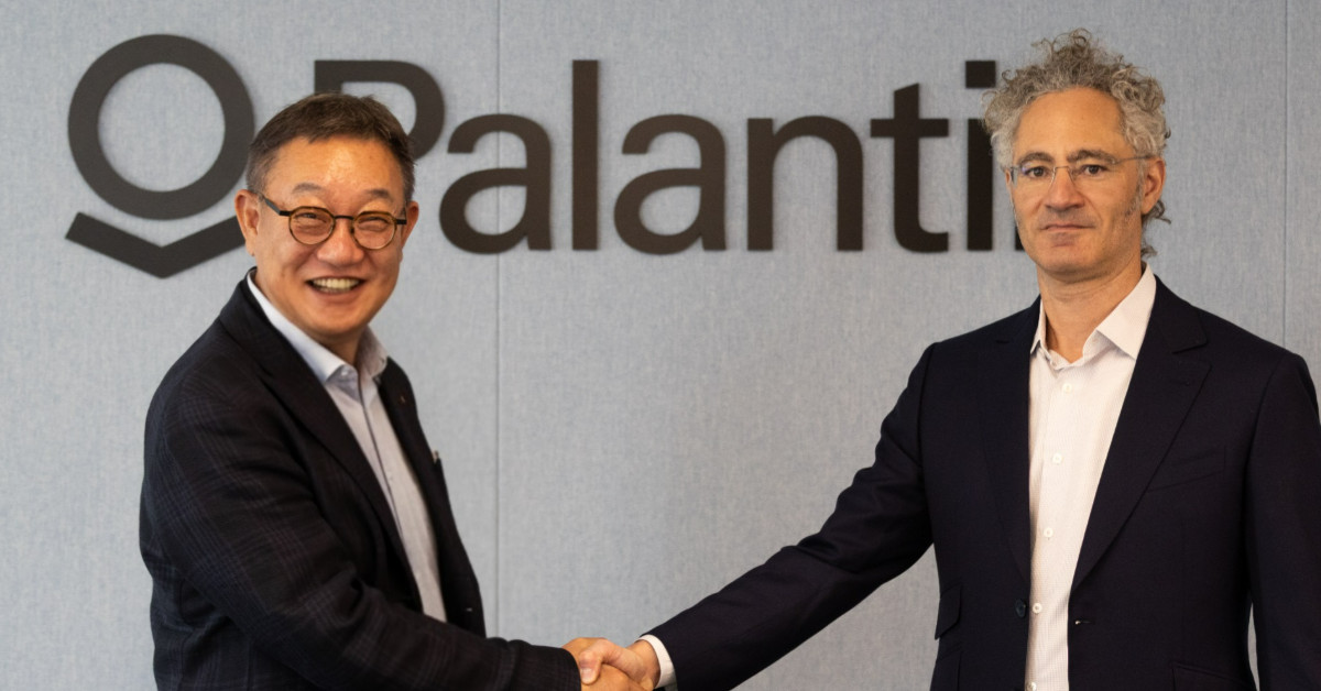 전략적 파트너십 계약 체결식에서 기념촬영하는 모습 / LG CNS