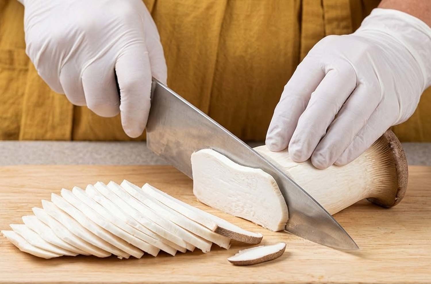 새송이버섯을 써는 모습. AI 툴로 만든 사진.