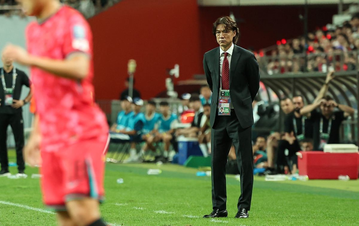 그라운드 위에서 경기를 지켜보는 홍명보 감독. 자료사진. / 뉴스1
