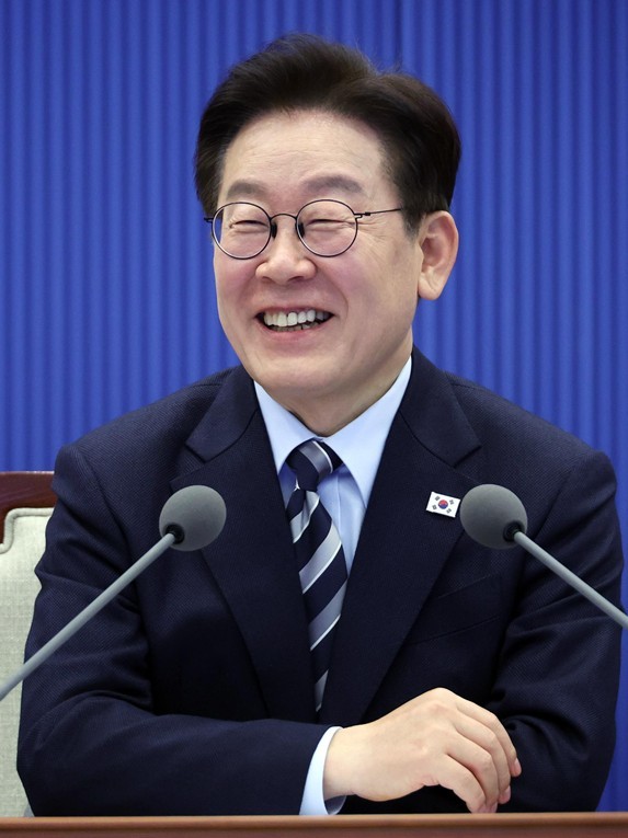 이재명 대통령이 12일 청와대 여민관에서 열린 수석보좌관회의에서 미소 짓고 있다. / 뉴스1