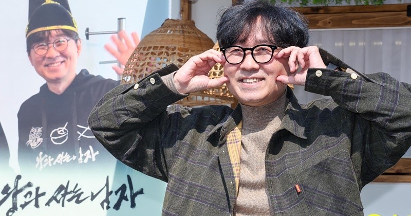 영화 '왕과 사는 남자'의 장항준 감독이 12일 서울 중구 프레스센터 앞에서 1,200만 관객 돌파를 기념해 커피차를 마련, 팬들에게 커피를 나눠주기 전 포토타임을 갖고 있다. / 뉴스1