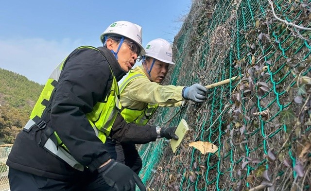 부산시설공단이 봄철 해빙기를 맞아 주요 취약시설에 대한 특별 안전점검에 나선다. / 사진제공=부산시설공단